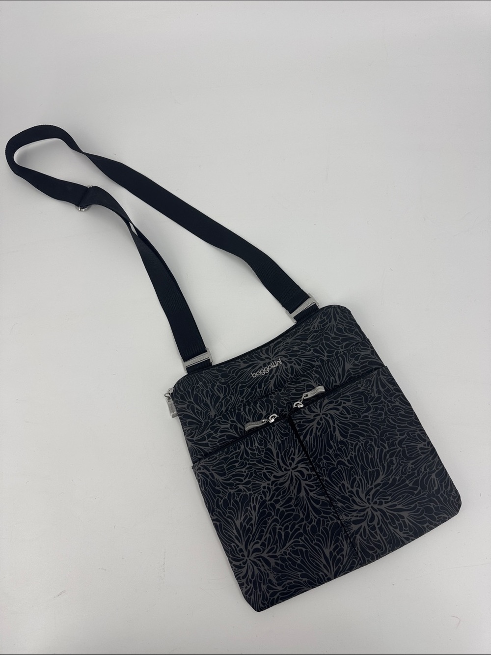 Baggallini Women’s Black Floral Crossbody Bag EUC